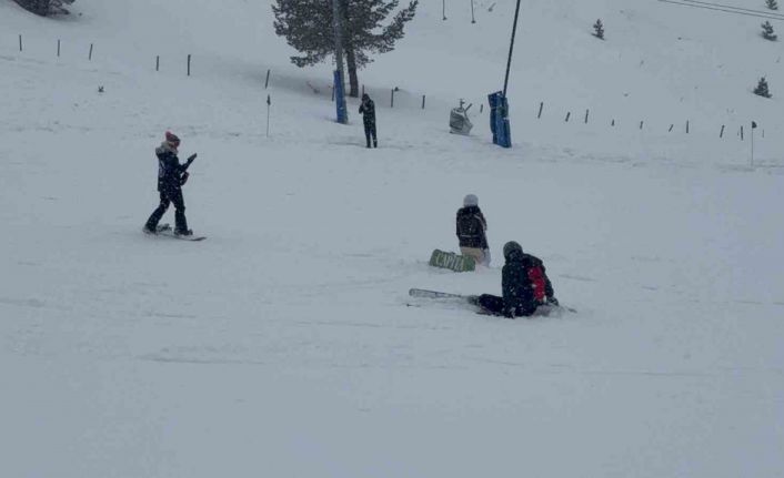 Kartalkaya’da otel faciasının ardından tatilciler kayak yapmaya devam etti