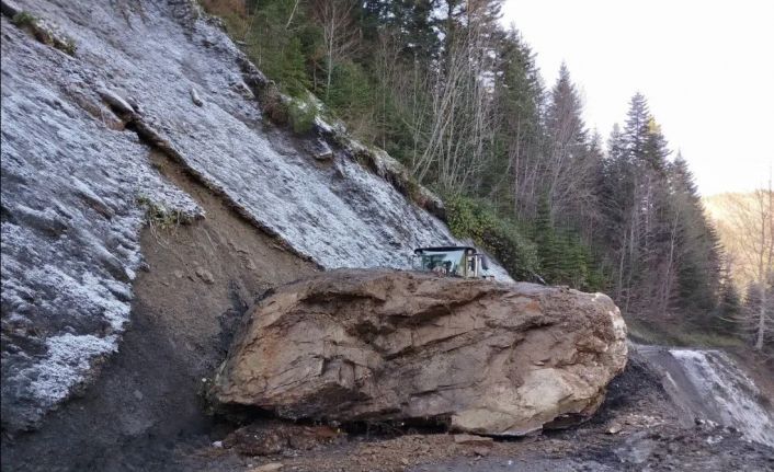 Kastamonu’da düşen kaya yolu ulaşıma kapattı