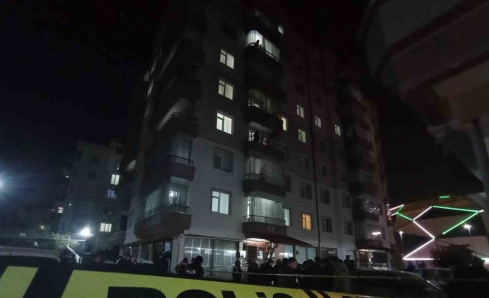 Kavga ihbarına giden polis, 4 kişilik aileyi evlerinde ölü buldu