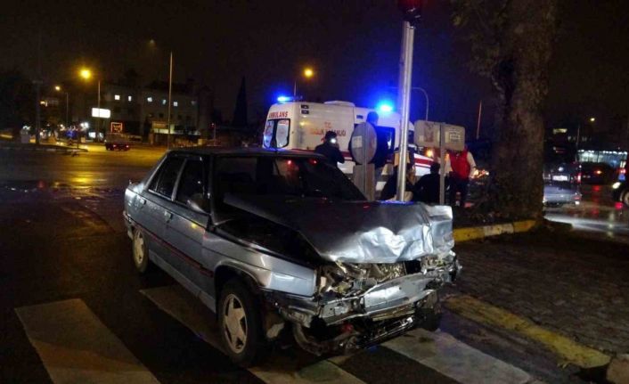 Kavşaktaki kazada hurdaya dönen araçlardan burunları bile kanamadan çıktılar