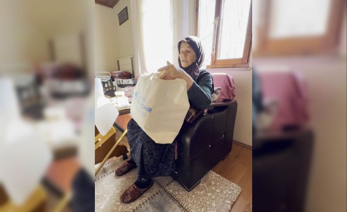 Kaybettiği çantanın yenisini alıp yüzünde tebessüm oluşturdular
