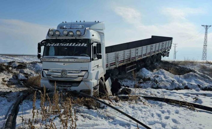 Kaygan yolda kontrolden çıkan tır şarampole düştü