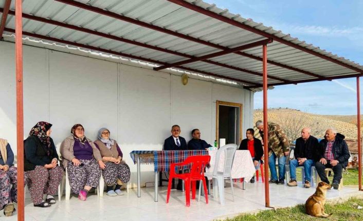 Kaymakam Güngör mahalle sakinlerinin sorunlarını dinliyor