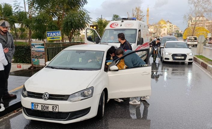 Kaza sonrası şoka giren sürücüyü araçtan kimse indiremedi