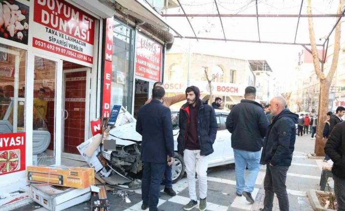 Kaza yaparak savrulan otomobilin çarptığı baba ve oğlu yaralandı