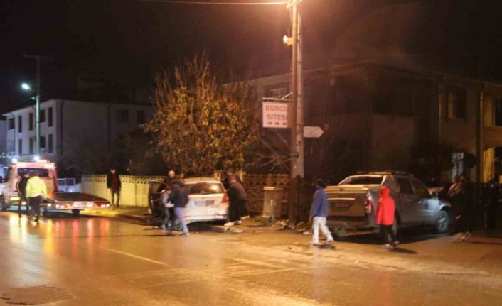 Kazaya sebebiyet verdi, olay yerinden kaçtı: 3 yaralı