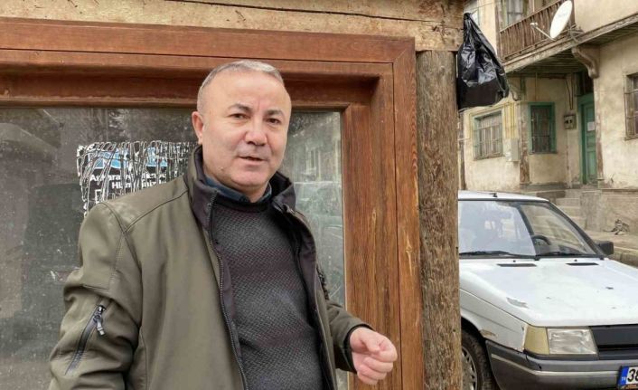 Kedilerin hırsızlık anı izleyenleri gülümsetti