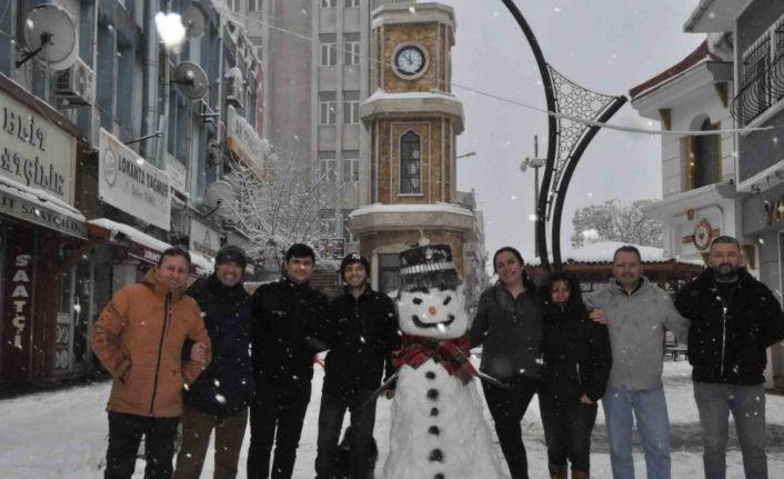 Keşan esnafı aileleriyle birlikte kar yağışının tadını çıkardı