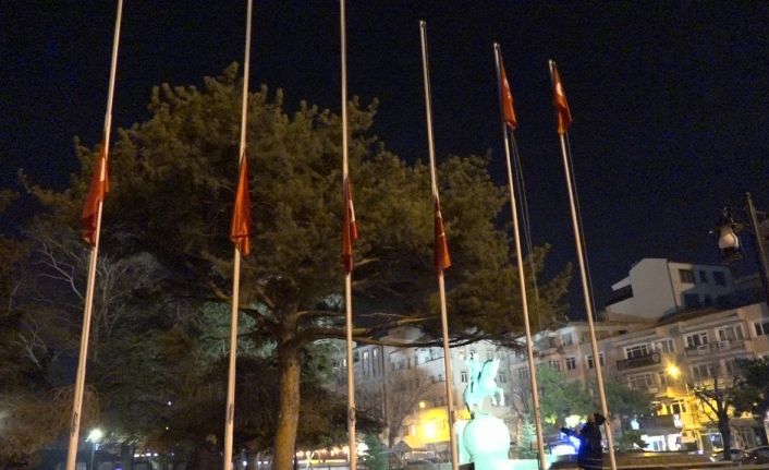 Kırklareli’nde bayraklar yarıya indirildi