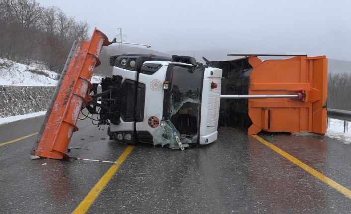 Kırklareli’nde kar küreme aracı devrildi: 2 yaralı