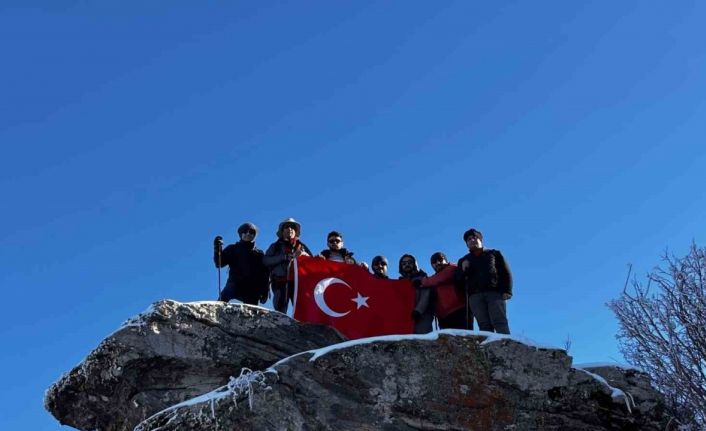 Kırşehir’de dağcılar Gönül Dağı’na çıkarak Türk bayrağı açtı