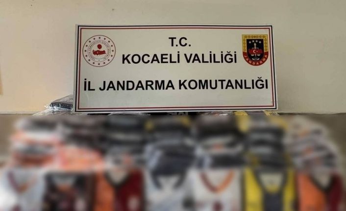 Kocaeli’de bin 206 kaçak futbol takımı forması ele geçirildi