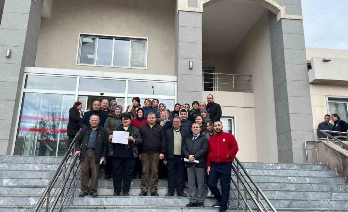 Kocasının bıraktığı muhtarlık bayrağını karısı devraldı