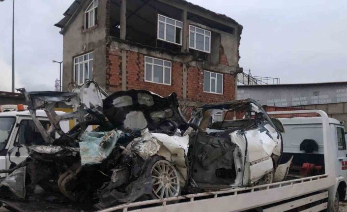 Kontrolden çıkan otomobil tıra ok gibi saplandı: 1 ölü