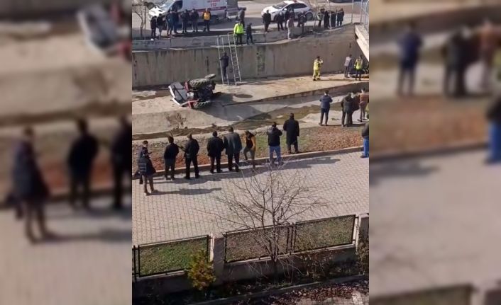 Kontrolden çıkan traktör çaya uçtu: 1 yaralı