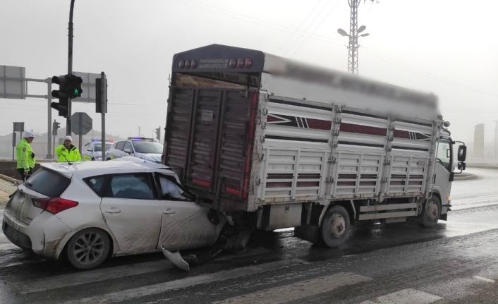 Konya’da otomobil kamyonete arkadan çarptı: 1 yaralı