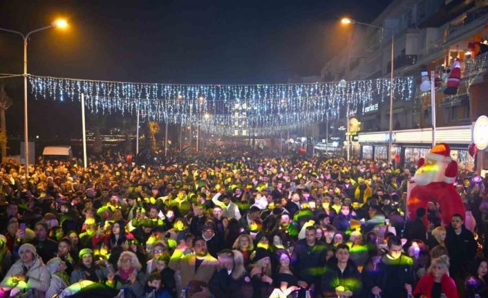 Kuşadası 2025 yılına sokak partisiyle hoş geldin dedi