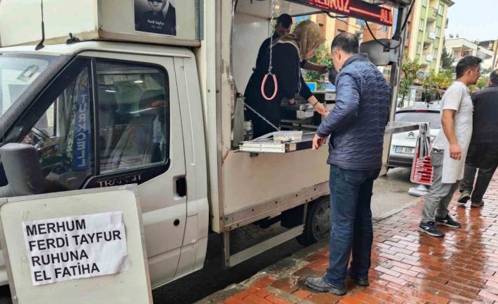 Kuşadası’nda Ferdi Tayfur’un hayranı, bin kişilik lokma döktürdü