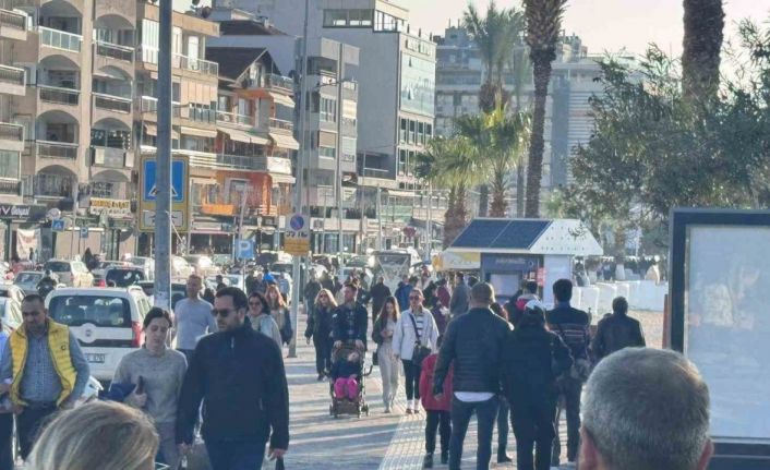 Kuşadası’nda güneşi gören sahile koştu