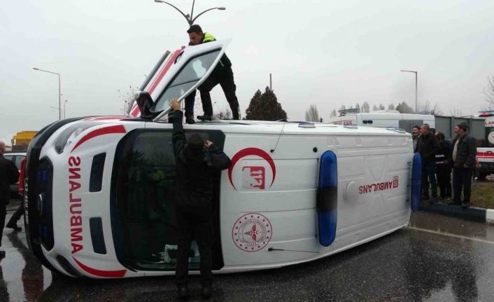 Kütahya’da ambulansla otomobil çarpıştı: 1 kişi yaralandı