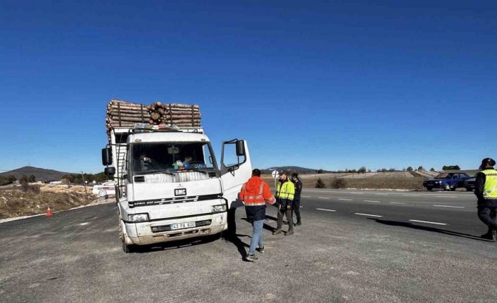 Kütahya’da orman emvali yüklü araçlar denetlendi