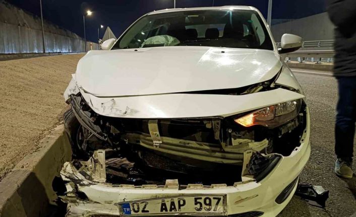 Lastiği patlayan otomobil bariyere çarptı: 1 yaralı
