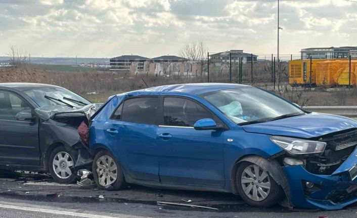 Lüleburgaz’da 4 otomobil zincirleme kaza yaptı: 2 yaralı