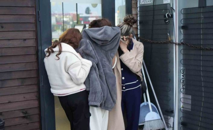 Mağazadan 40 parça giysi çalan 3 kız kovalamaca sonucu yakalandı