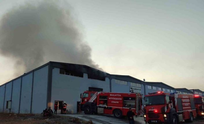 Malatya’da çıkan yangında fabrikada büyük hasar oluştu
