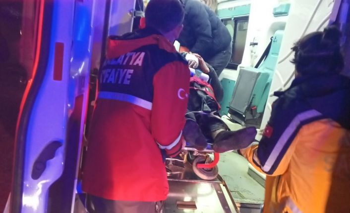 Malatya’da kontrolden çıkan araç refüje çarptı: 3 yaralı