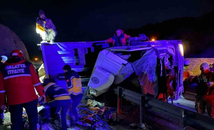 Malatya’da tır şarampole devrildi: 2 ölü, 1 yaralı