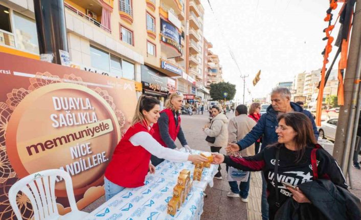 Mersin Büyükşehir Belediyesi, Regaip Kandili’nde 15 bin kandil simidi dağıttı