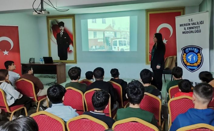 Mersin polisi çocukları bilgilendiriyor