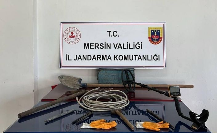 Mersin’de 5 kişi define ararken suçüstü yakalandı