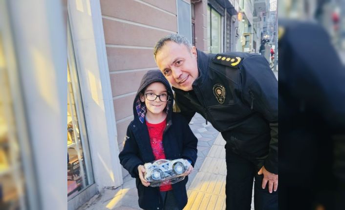 Minik çocuğa anlamlı hediye