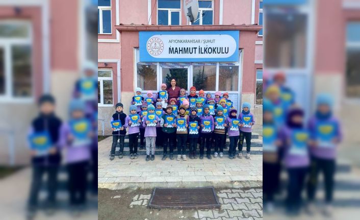 Minik öğrenciler ilk kez karne almanın sevincini yaşadı
