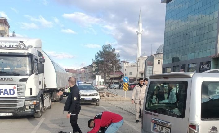 Motosiklet ile hafif ticari araç çarpıştı: 1 yaralı