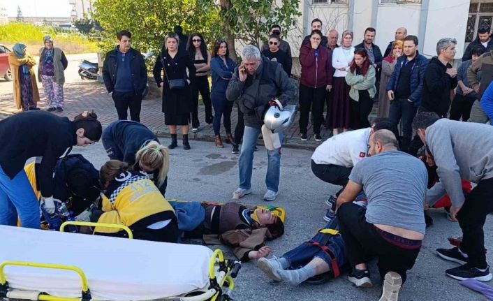 Motosiklet ile otomobil çarpıştı, 2 genç kız ağır yaralandı