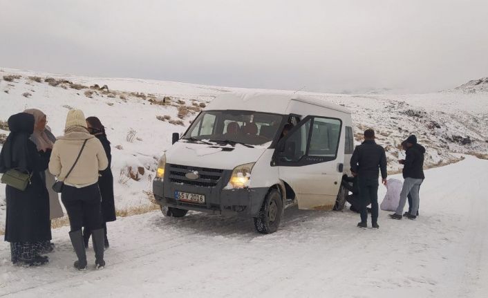 Muradiye’de kar ve buzlanma ulaşımı aksattı