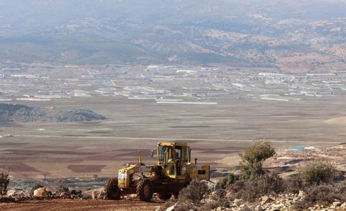Müren yayla yolunda dev kayalar parçalanarak yol genişletiliyor