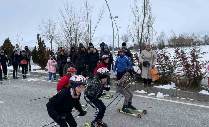 Muş’ta kayaklı koşu yarışması asfalt yolda yapıldı