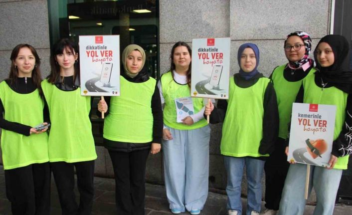 Öğrenciler trafik polisi oldu, yolcu ve sürücüleri uyardı