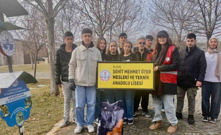 Öğrencilerden can dostlara su ve mama desteği