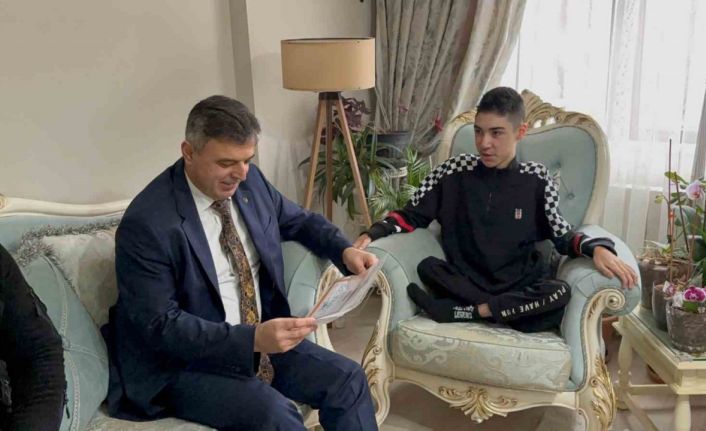 Öğrencilere hastanede ve evinde karne heyecanı yaşattılar