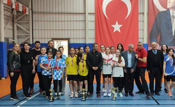 Okul sporları badminton yıldız kızlar maçları sona erdi