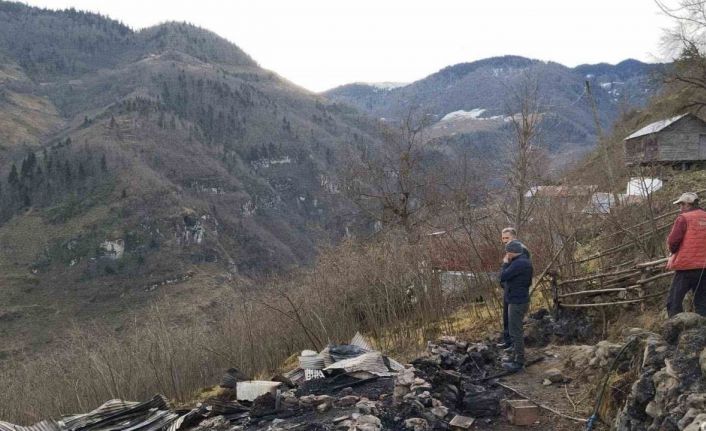 Ordu’da yangında ahşap ev küle döndü
