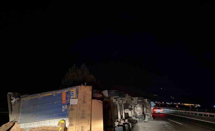 Osmaniye’de devrilen tırda yangın: 1 yaralı
