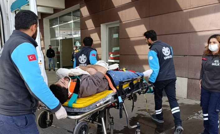 Otomobil elektrik direğine çarptı: 2 yaralı