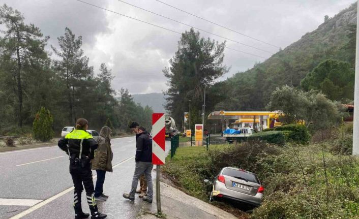 Otomobil kanala uçtu: 1 yaralı