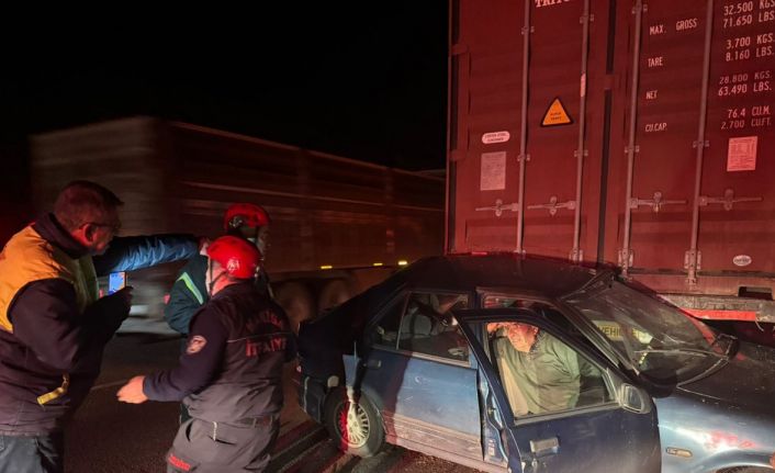 Otomobil, yol kenarındaki tıra çarptı: 2 ağır yaralı